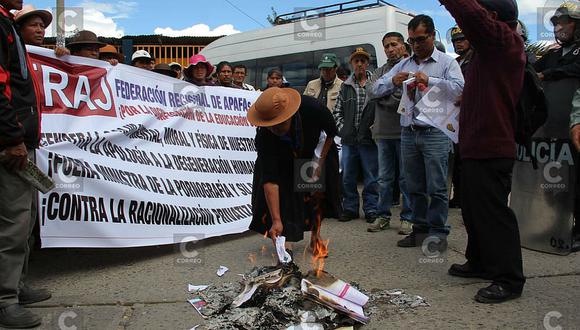Padres de familia liderados por exsubversivo queman libros durante visita de Martín Vizcarra