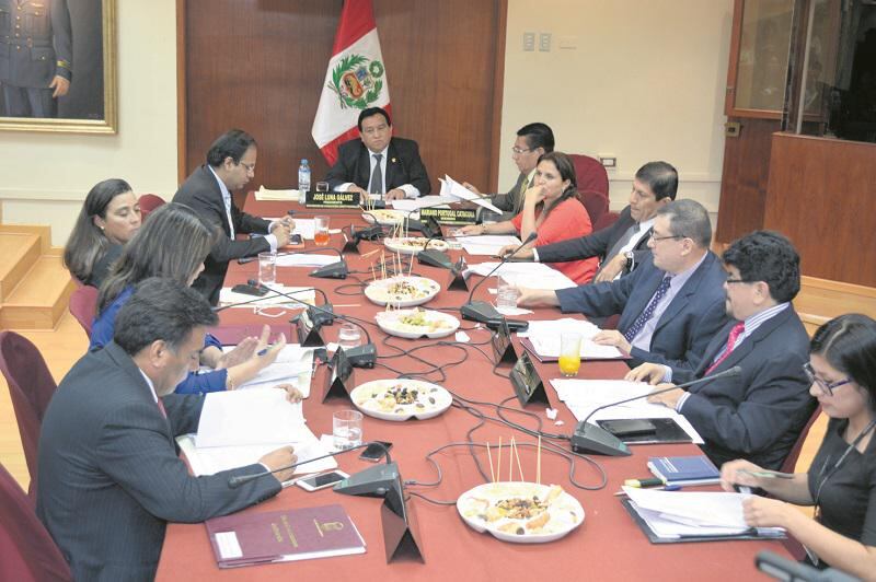 José Luna se aferra a comisión congresal