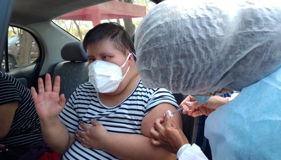 Los padres de María del Rosario Castro Talledo de 34 años, natural de Piura, se mostraron muy contentos al verla recibir su primera dosis de la vacuna tipo Pfizer a su hija. (Foto: Diresa)