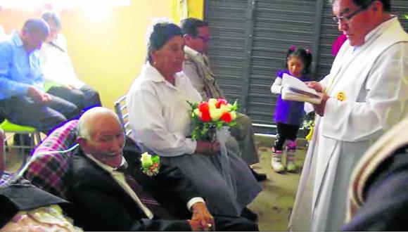 Anciano de 79 años se casa conectado a tanque de oxigeno (VIDEO)