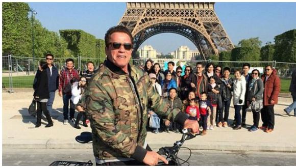​Arnold Schwarzenegger se mete en una foto de turistas y se hace viral en las redes 