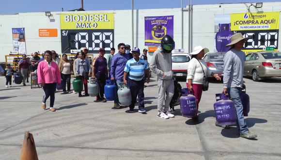 Aún madrugan y forman colas en Arequipa para comprar gas doméstico| Foto: Nelly Hancco