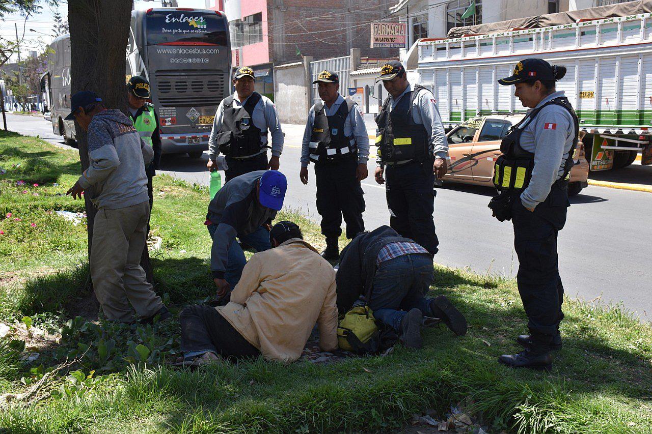 Expulsan a personas que se emborrachaban en la calle