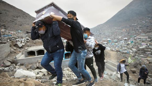 Según la cifra oficial del Minsa, en el Perú han muerto hasta ahora 201.209 personas a consecuencia del COVID-19.  (AP Photo/Rodrigo Abd)