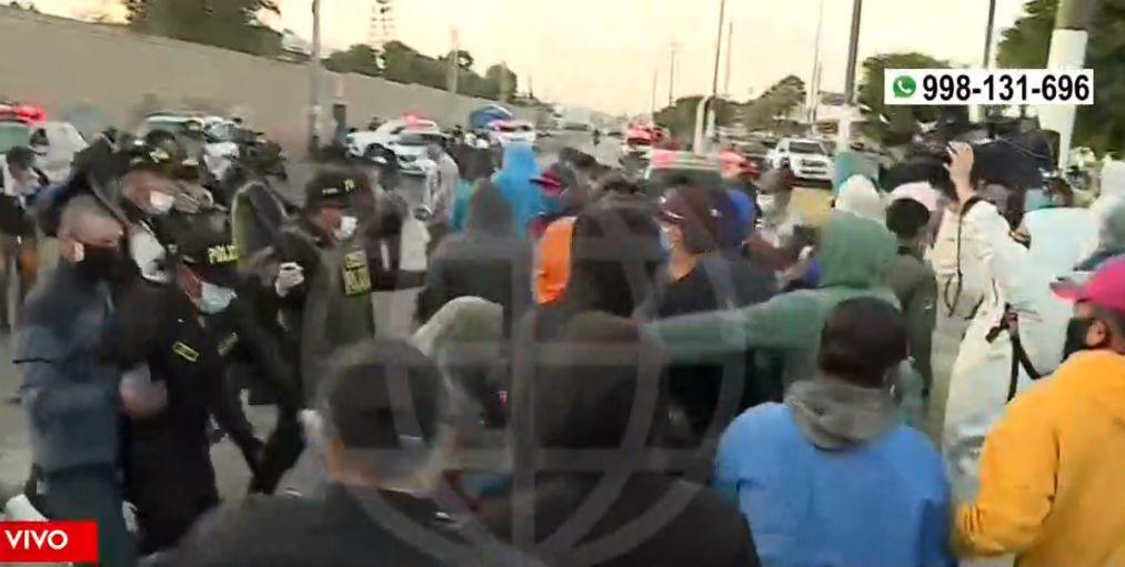 Personas que quieren retornar a sus regiones bloquearon por varios minutos la Av. Faucett frente al Grupo 8 en el Callao. (Captura: América Noticias)
