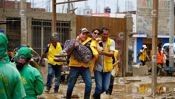Chosica: Trabajadora de la Municipalidad de Lima es cargada para evitar ensuciarse con huaico (FOTOS)