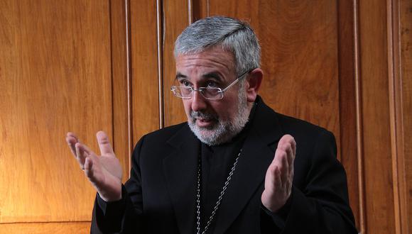 Arzobispo de Arequipa pide a sacerdote que se entregue