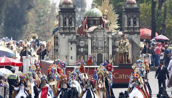 Imagen referencial. Personas participan en el desfile cívico-militar por el aniversario de la Batalla de Puebla. (EFE/Francisco Guasco).