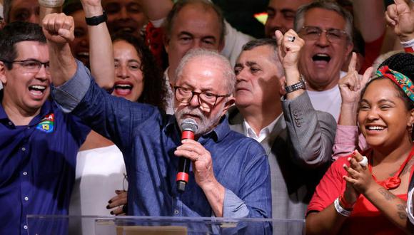 Con más del 99% del escrutinio, Lula suma el 50,84% de los votos, frente al 49,16% de Bolsonaro. Tribunal Superior Electoral lo declara ganador.