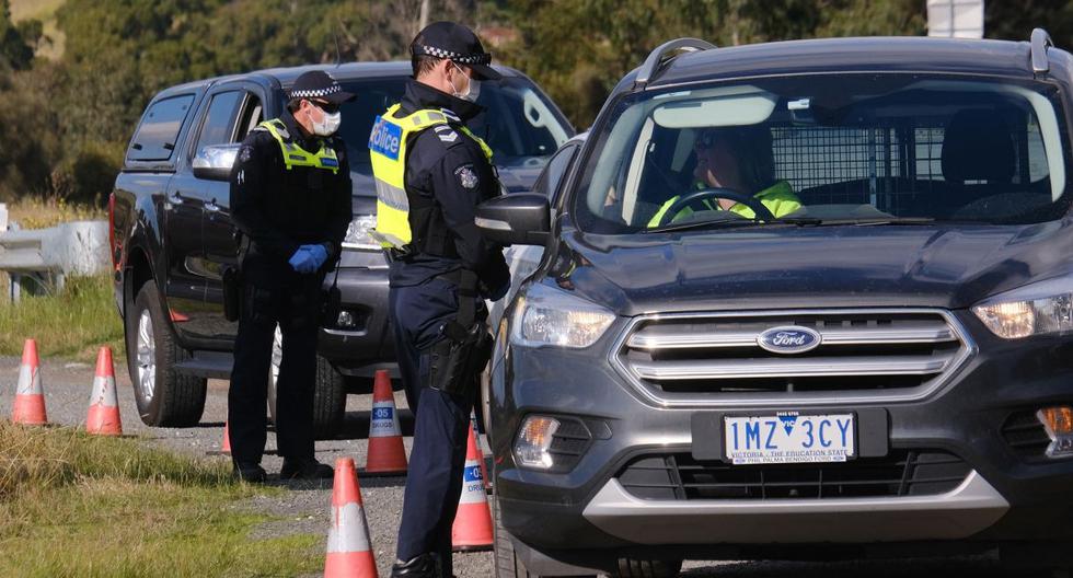 La policía de Victoria revisa el permiso de conducir de un conductor cerca de Gisborne, al noroeste de Melbourne, Australia. (EFE/EPA/LUIS ASCUI).