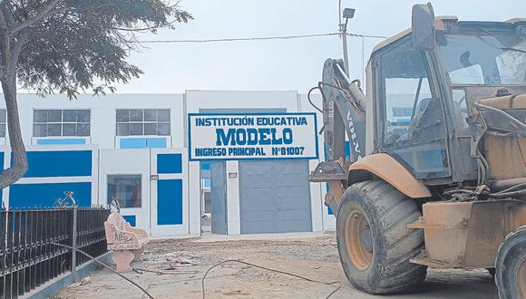 El director de este colegio, Antonio Mostacero, afirmó que más de 1,000 alumnos siguen en la virtualidad. Piden que Consorcio responda por el mobiliario escolar.