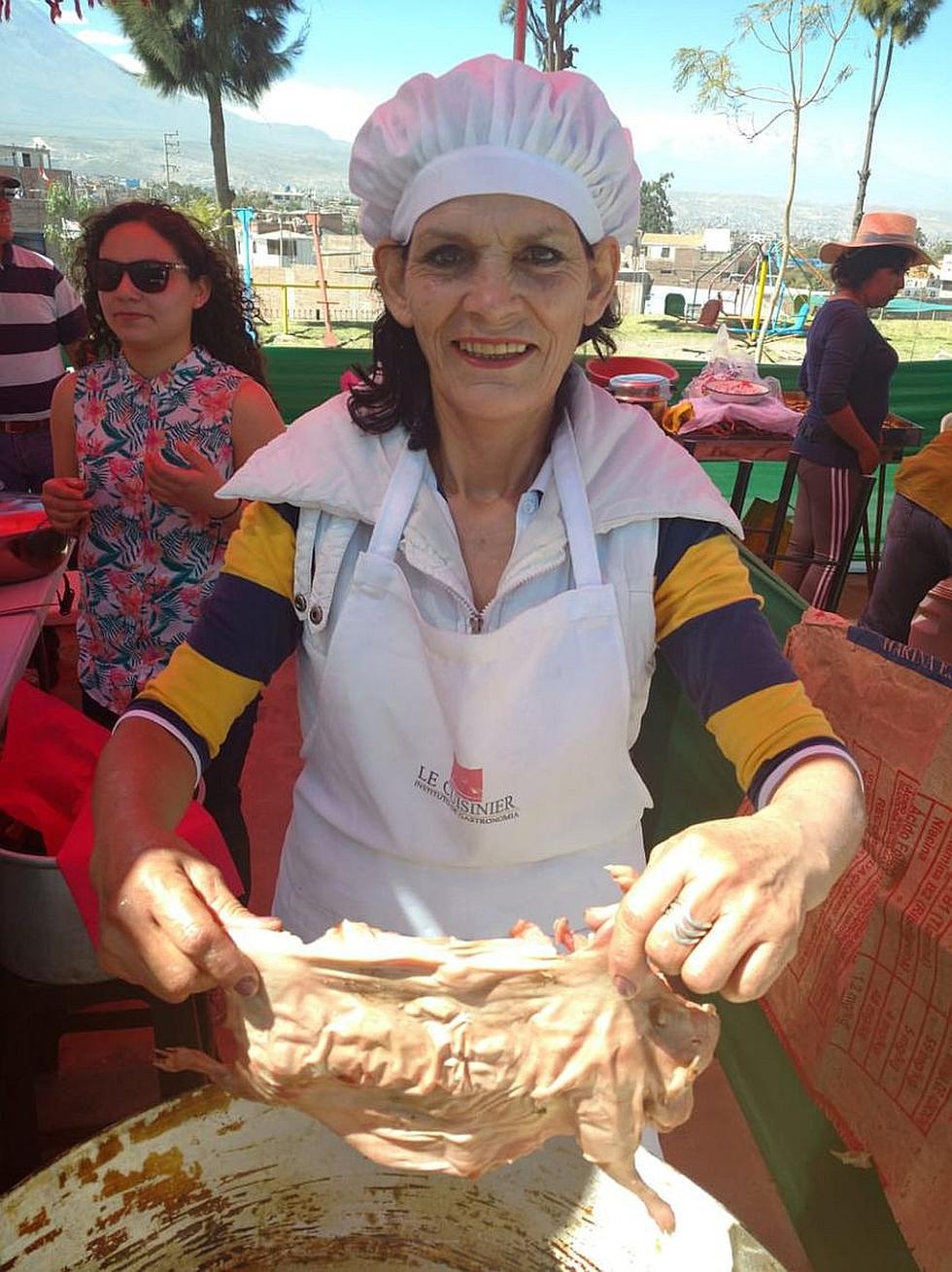 Juzgamiento y venta de comida en el Festival del Cuy en Cerro Colorado