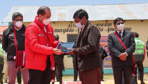 El presidente del Consejo de Ministros, Walter Martos Ruíz, hizo la entrega simbólica de algunas tablets a alumnos y profesores.