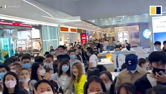Cientos de personas hacen cola en el afán por comprar el nuevo iPhone 13 en un centro comercial de China. (Foto: captura video scmp.com)