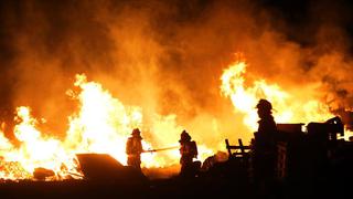 Lurín: incendio de proporciones arrasó con depósito de parihuelas (FOTOS y VIDEO)