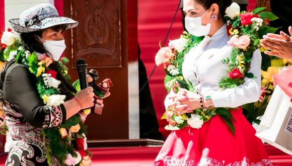 Jennifer Neira y la exprimera dama de la Nación, Lilia Paredes, participaron en la ceremonia de clausura de una feria de emprendimiento| Foto: Facebook Jennifer Neira