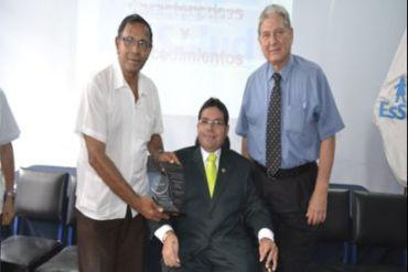 Congresista Urtecho recibe distinción por su labor