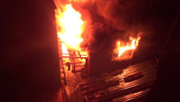 Voraz incendio devora cuatro habitaciones de una quinta (VIDEO)