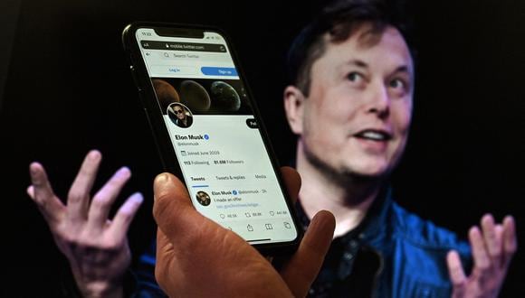 En esta ilustración de foto de archivo, la pantalla de un teléfono muestra la cuenta de Twitter de Elon Musk con una foto de él en el fondo, el 14 de abril de 2022, en Washington, DC. (Foto: Olivier DOULIERY / AFP)