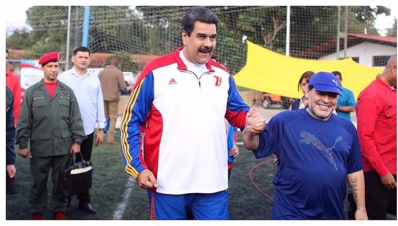 Maradona jugó un partido de fútbol con Maduro y se declaró su "soldado" (VIDEO)