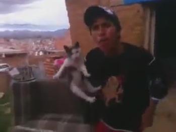 Bolivia: Avienta a su gato a ritmo del "Gato volador"