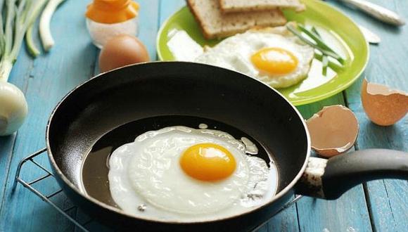 Riesgo de enfermedades cardíacas y muerte prematura aumentaría con tres o más huevos a la semana