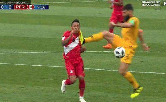 Hinchas crean divertidos memes sobre patada que recibió Christian Cueva (FOTOS)