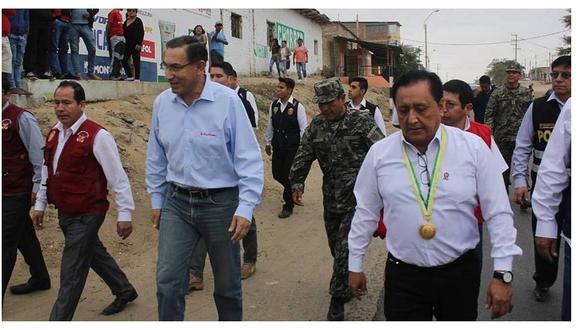 Reclamos airados contra el alcalde de Ignacio Escudero durante la visita de Vizcarra