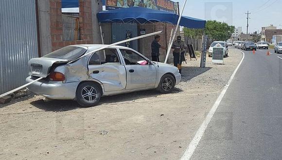 Auto chileno choca camioneta de la SUNAT