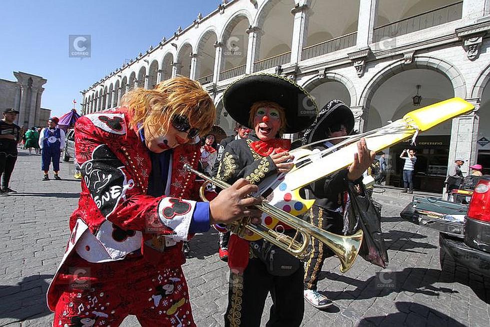 200 artistas celebraron el Día del Payaso con pasacalle | EDICION | CORREO