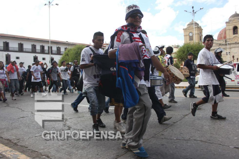 Contingente policial resguarda paso de hinchada aliancista 