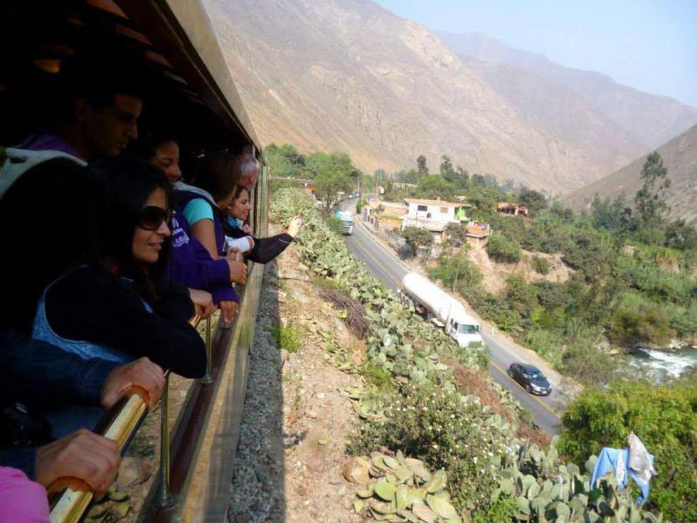 Turistas llegan a Huancayo en tren y bailan Huaylarsh (FOTOS)