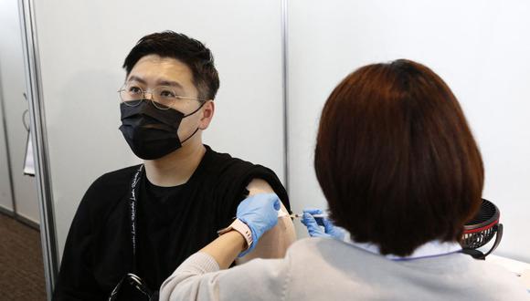 Un hombre recibe la vacuna contra el coronavirus de Moderna en el edificio del Gobierno Metropolitano de Tokio, Japón, el 25 de junio de 2021. (Foto de Rodrigo Reyes Marin / POOL / AFP).