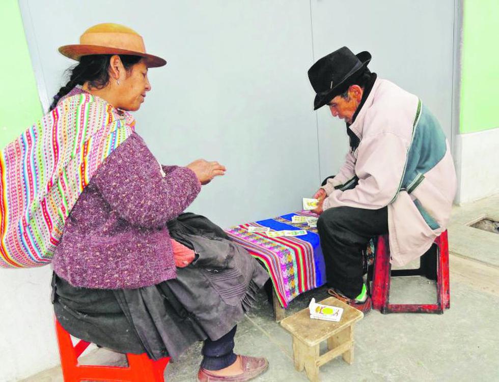 Chamanes y adivinos: ven la suerte con naipes y coca