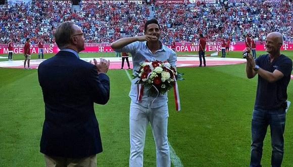 Claudio Pizarro recibió un emotivo homenaje del Bayern Múnich