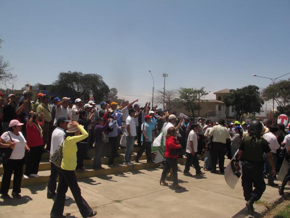 Docentes del Sutep bloquean vía Panamericana Sur 