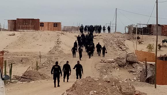 Desalojan a familias por ocupar área dentro de Huacachina, en Ica.