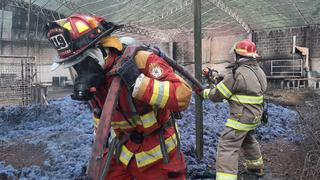 Bomberos combaten fuerte incendio en fábrica y almacén de colchones en Cusco (VIDEO-FOTOS)