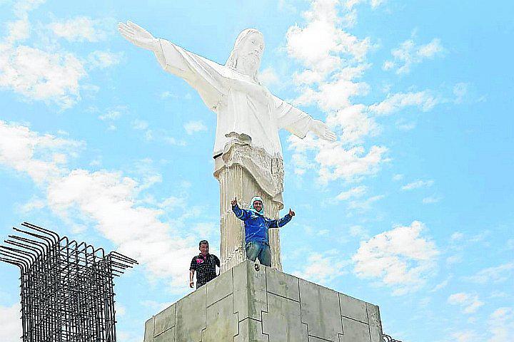  “Cristo blanco” ya corona el mirador turístico San Carlos