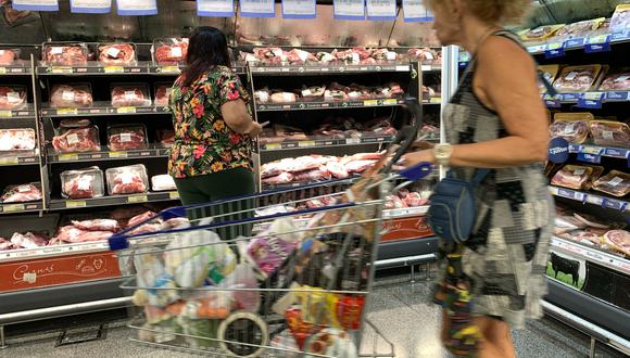 Una mujer compra carne en un supermercado en Buenos Aires el 15 de marzo de 2023.  (Foto de STRINGER / AFP)