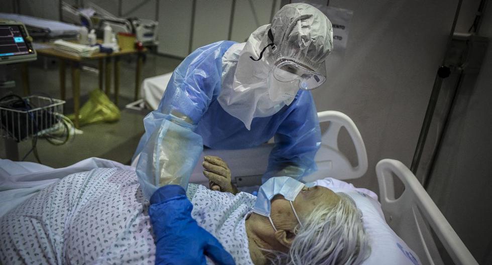 Personal sanitario atiende a una paciente de coronavirus en Portugal el 9 de febrero de 2021. (Foto de PATRICIA DE MELO MOREIRA / AFP).