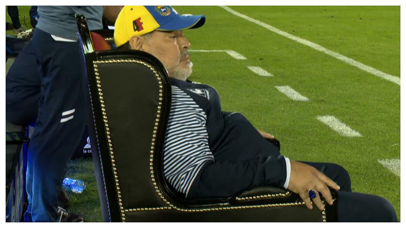 ​Diego Maradona sorprende al dirigir partido sentado en un trono (VIDEO)