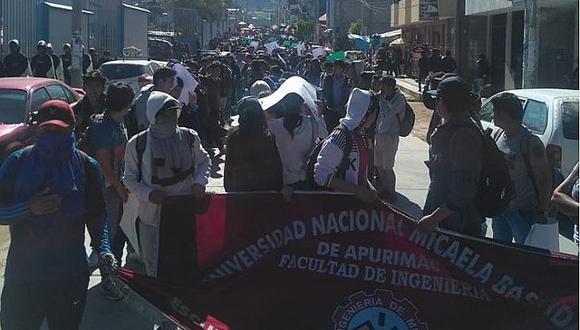 Estudiantes de la Unamba marchan contra autoridades universitarias por corrupción
