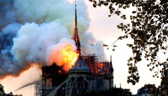 Horas cruciales para Notre Dame: existe el riesgo de que la gran campana caiga
