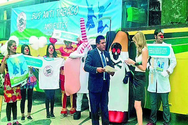Bus antitabaco recorre la ciudad y ​visita colegios