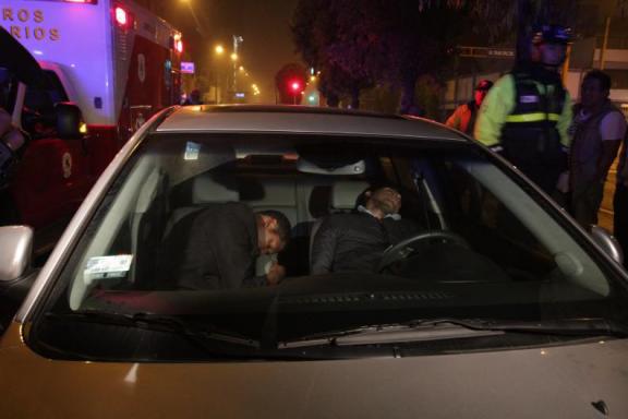 Borrachos se encierran en su auto para no ser detenidos