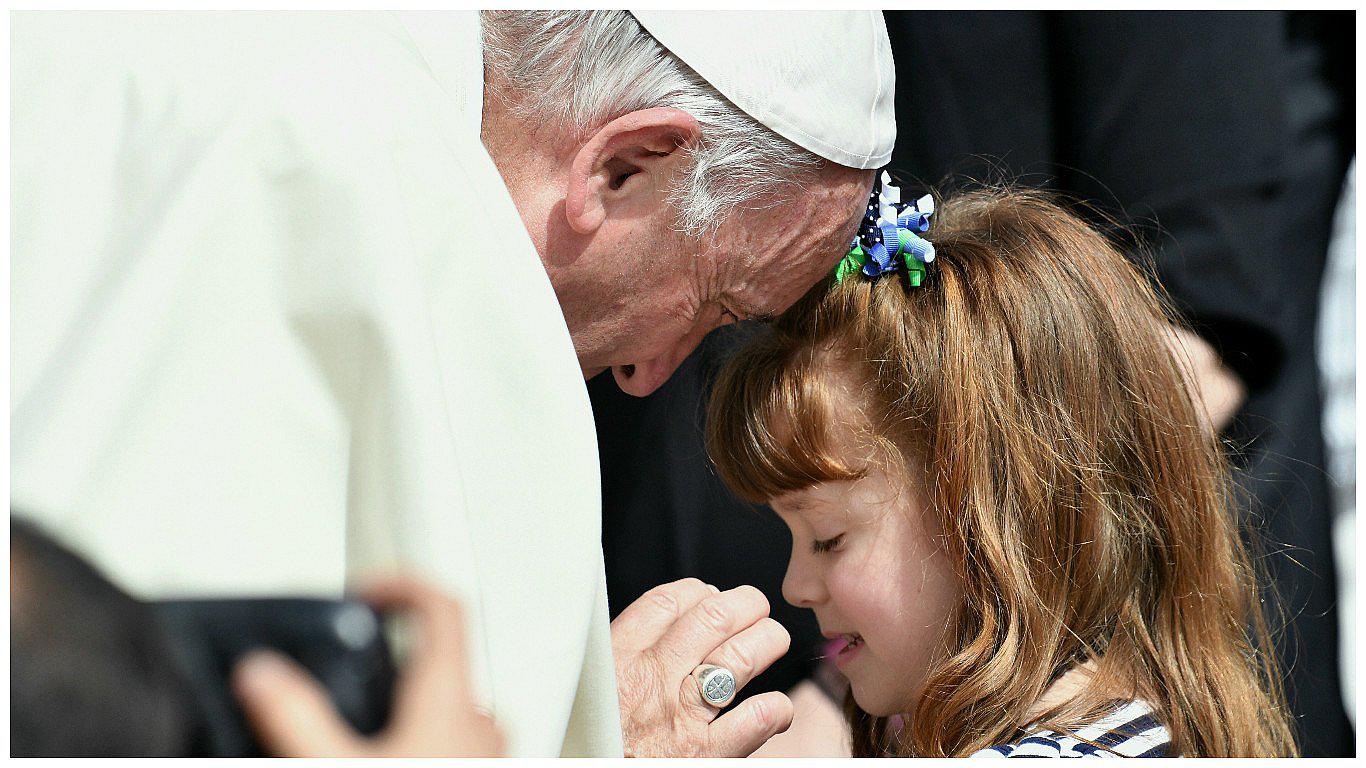 Papa Francisco cumple deseo de niña que está a punto de quedarse ciega