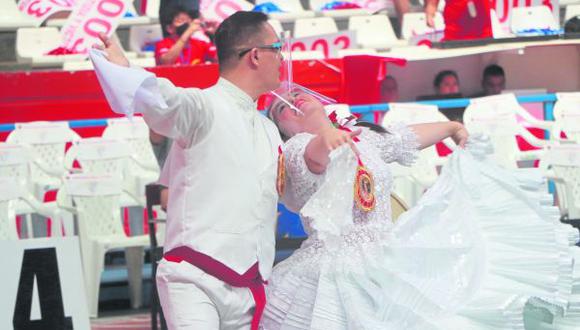 Tras dos años de pandemia, el coliseo trujillano ha reabierto sus puertas para recibir a decenas de parejas de la “reina y señora de todos los bailes del Perú” y a un público que se ha reencontrado con un espectáculo único en el país.