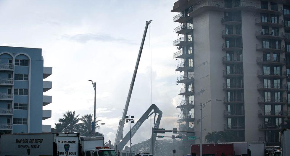 Se utilizan equipos de construcción para retirar escombros en el sitio de un edificio derrumbado en Surfside, Florida, al norte de Miami Beach, el 26 de junio de 2021. (Andrea SARCOS / AFP).