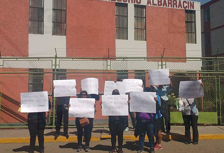 Padres de familia exigen retiro de docente en IE Gregorio Albarracín